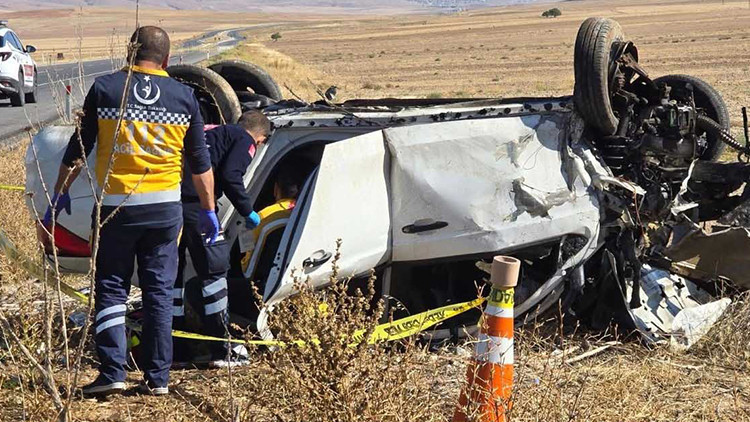 Korkunç kaza sonucunda 3 kişi hayatını kaybetti, 2 kişi ise yaralandı.
