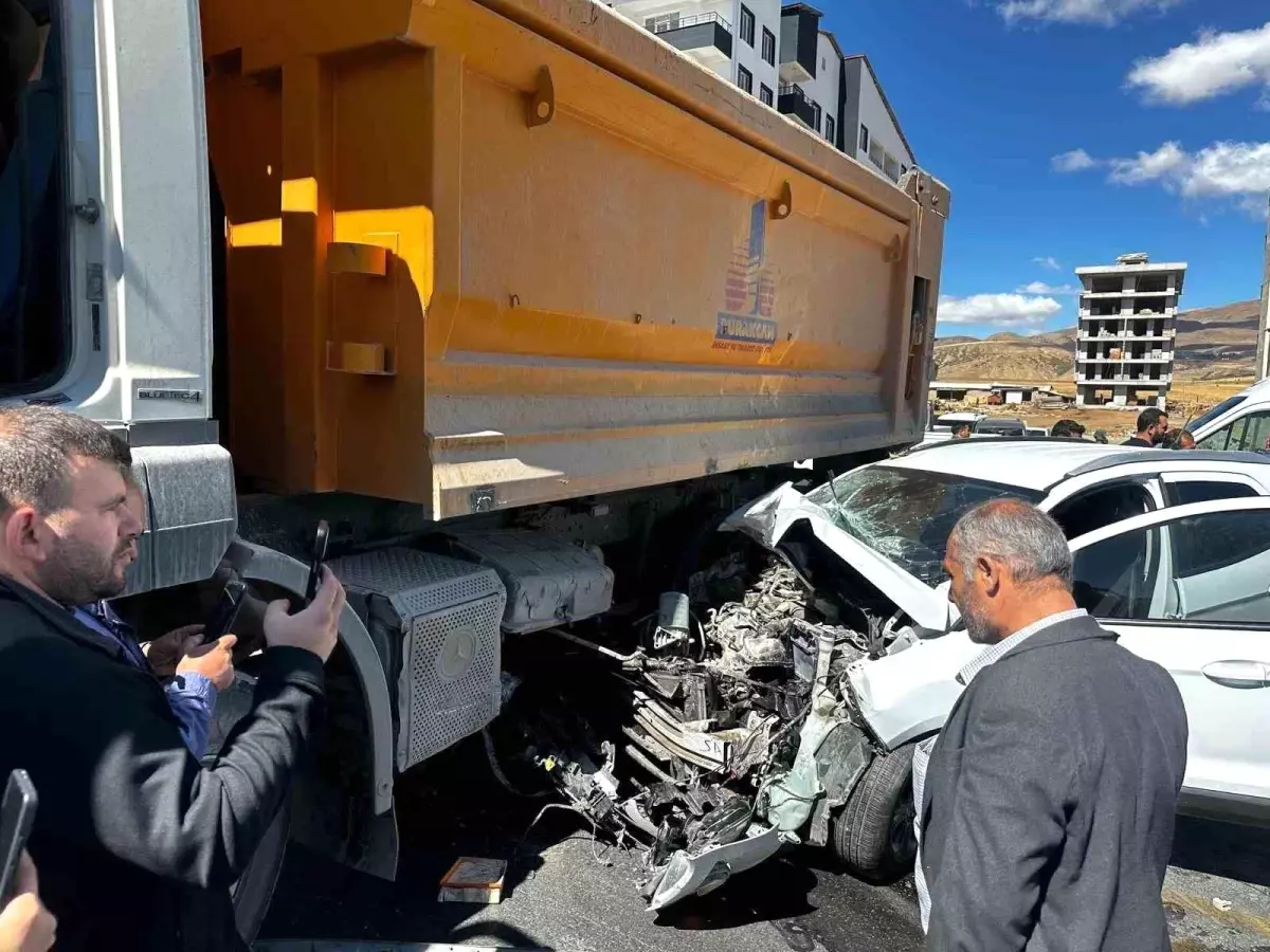 Tatvan'da Kaza: 3 Kişi Yaralandı