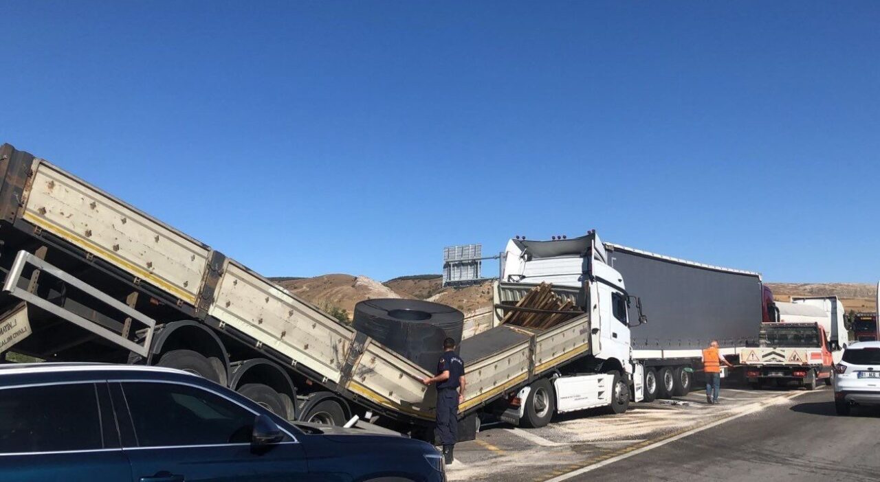 Trafik kazasıyla olay yerinde kaos çıktı! - Son Dakika Gelişmeleri