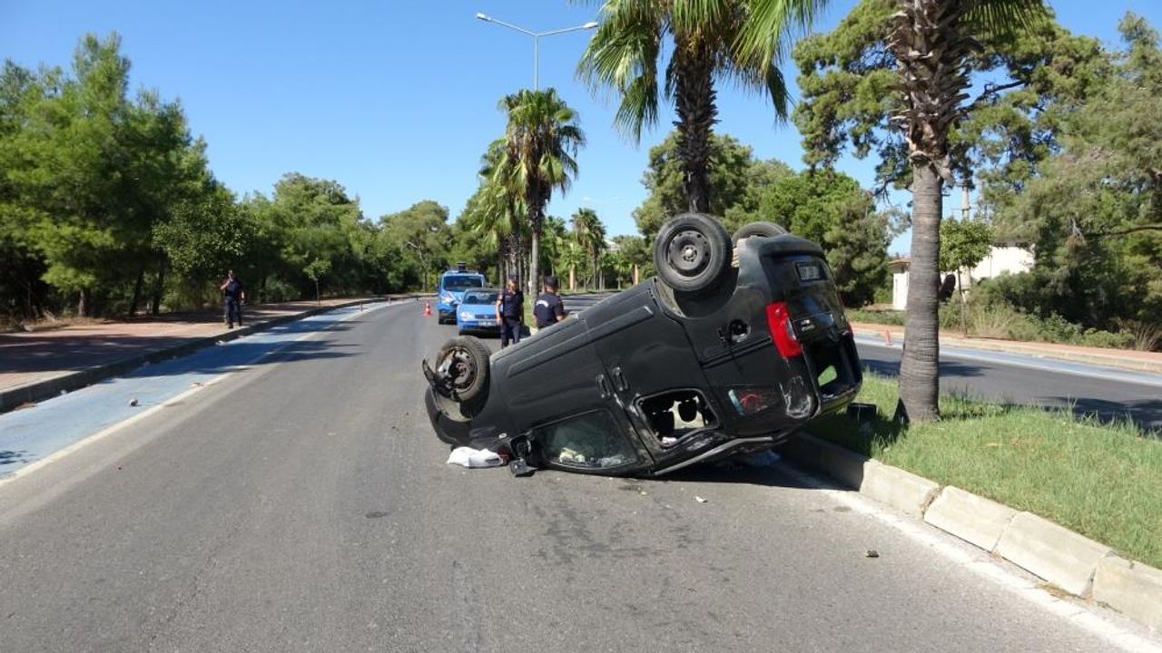 Antalya'da trafik kazası sonucu araç, palmiyeye çarptı ve devrildi.