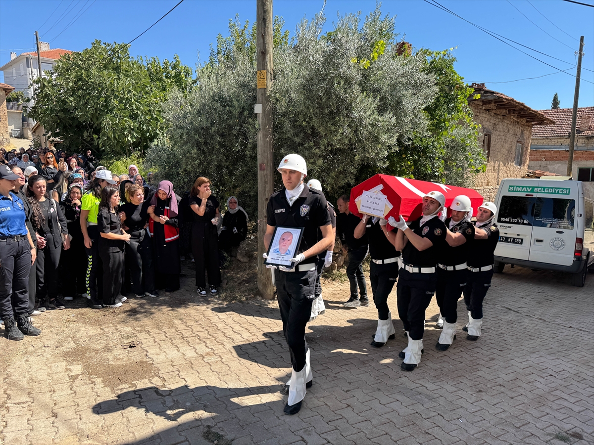 Kütahya'da trafik kazasında hayatını kaybeden polis memuru Uşak'ta defnedildi.