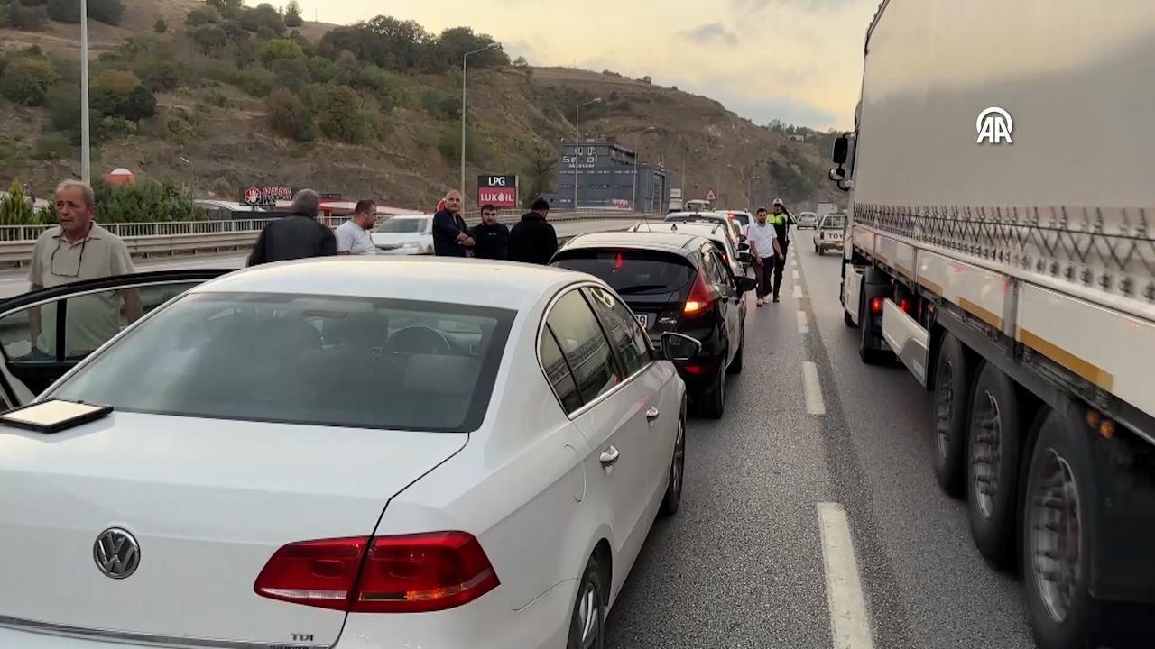 Trafiğe karışan 7 araç zincirleme kaza yaptı.