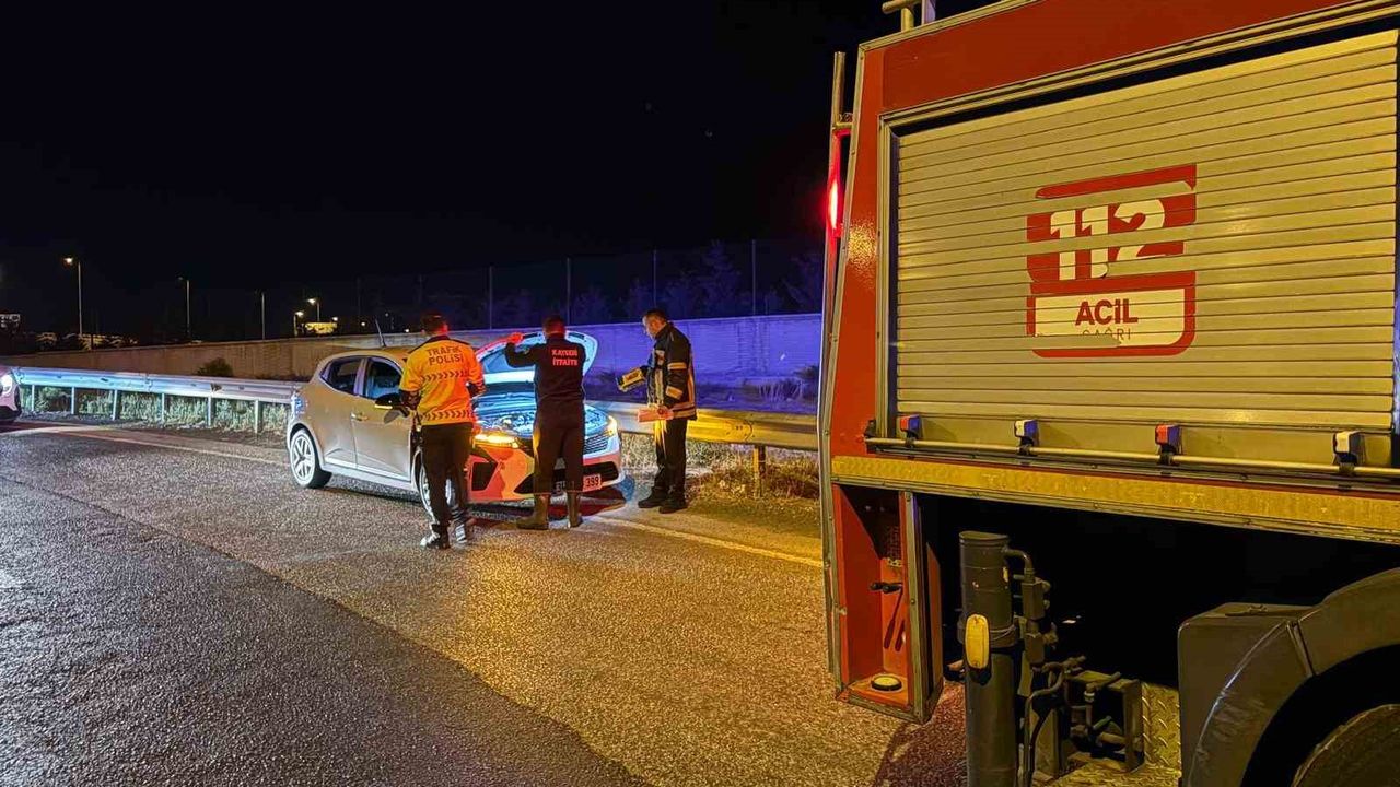 Trafik kazası ihbarıyla birlikte 3 yaralı vakasıyla ilgili ekipler harekete geçti.