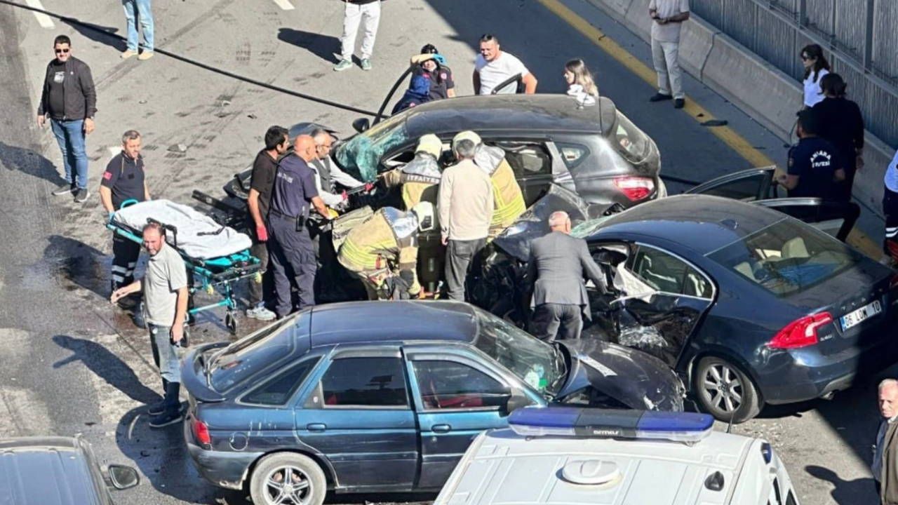 Ankara'da zincirleme trafik kazasında 4 kişi yaralandı.