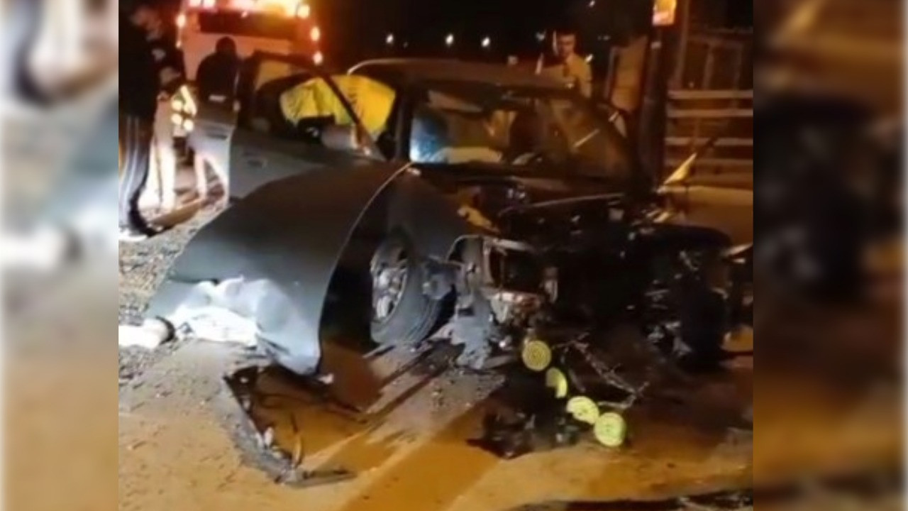 Direksiyon kontrolünü kaybeden sürücü, önce eve sonra direğe çarptı. 1'i ağır olmak üzere 3 kişi yaralandı.
