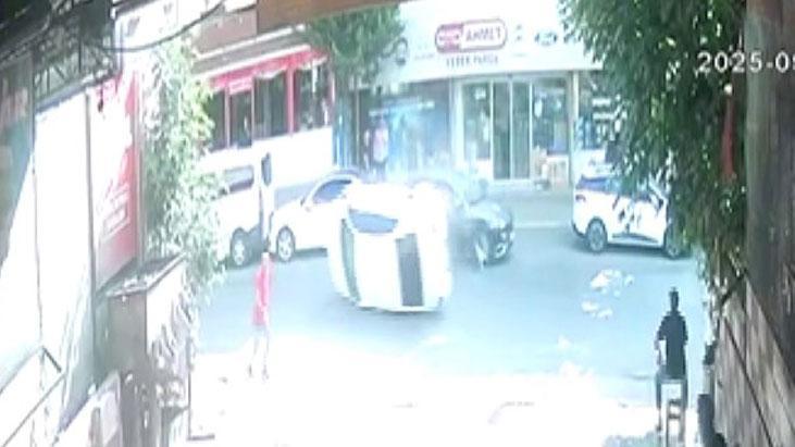 Ses duyulunca sokak hemen hareketlendi! Kaza geçiren araç...