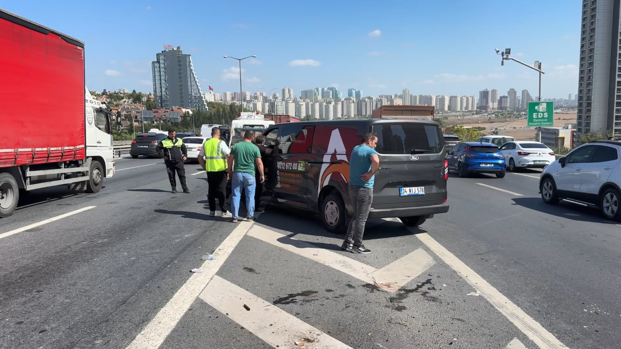 TEM'de korkunç kaza: Minibüs, tekerlekli sandalyedeki kişiyle çarpıştı.