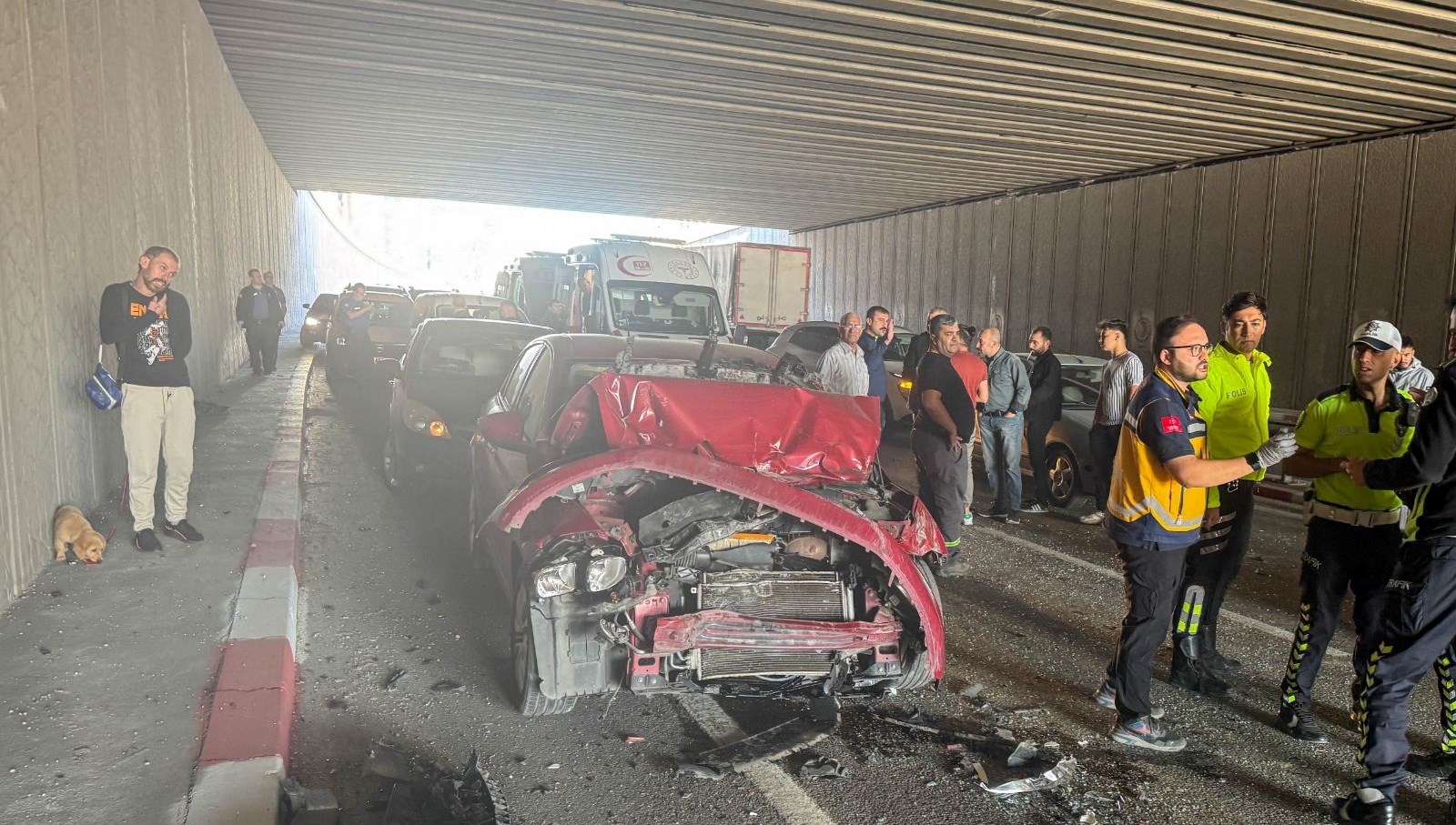 Uşağın'da zincirleme trafik kazası: Üç kişi yaralandı.