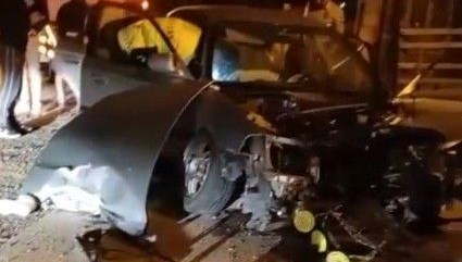 Zonguldak'ta kaza: Sürücü, kontrolü kaybederek önce evin ardından direğe çarptı.