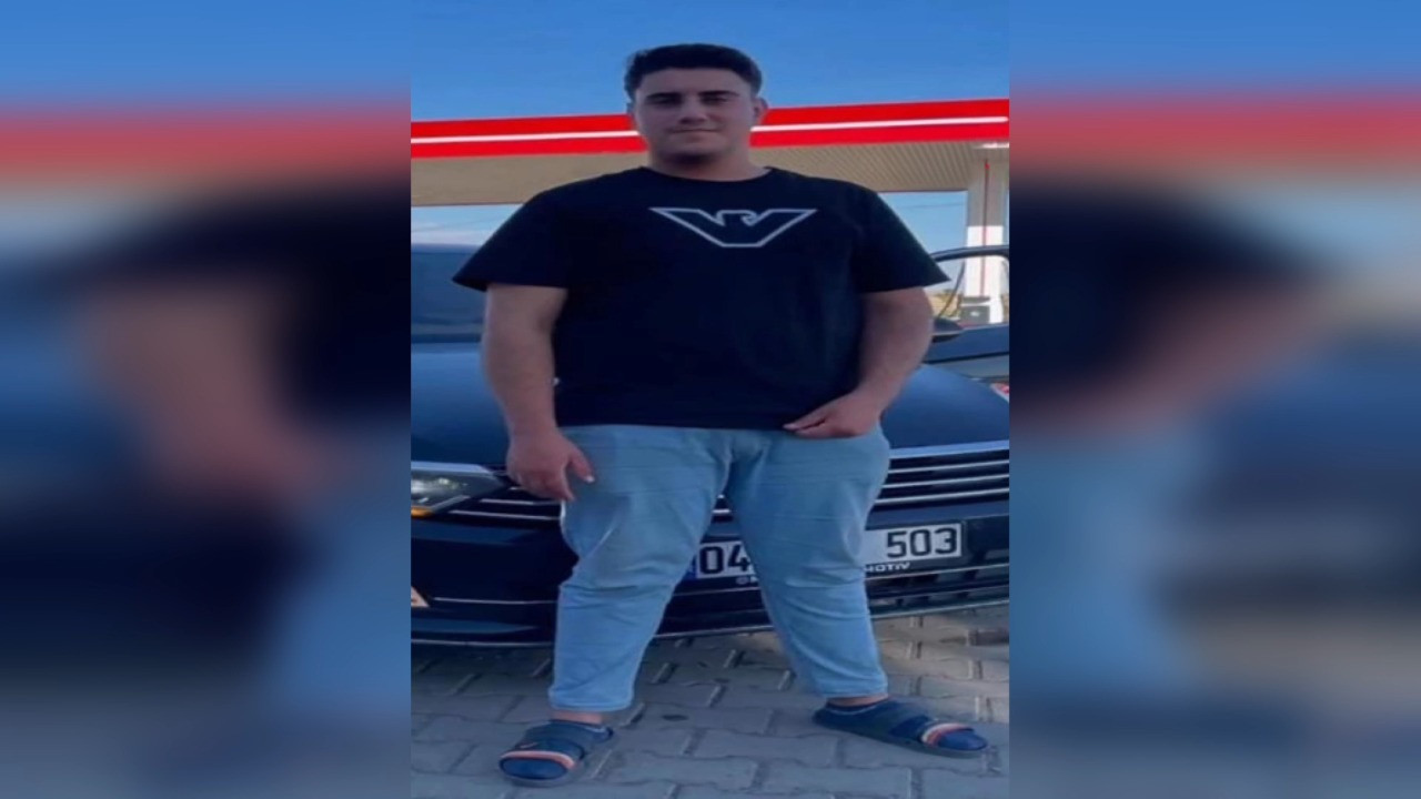 Berat çocukların hayatını kurtarmaya çalışırken araca çarptı ve hayatını kaybetti.