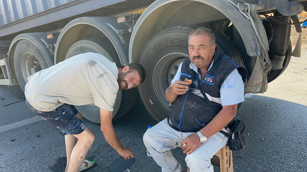 İki kamyon çarpıştı, sürücüler kurabiyelerle dost oldu.