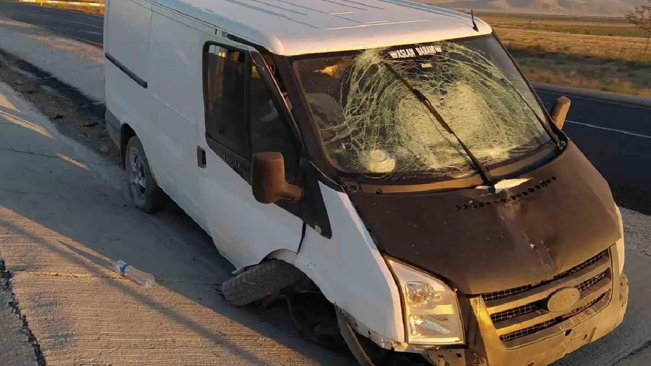 Konya Ereğli’de kamyonet refüje çarptı: 2 kişi yaralandı
