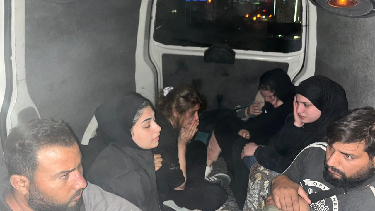 Polis kovalamacasından kaçarak karıştığı kazada 11 kaçak göçmen bulundu.