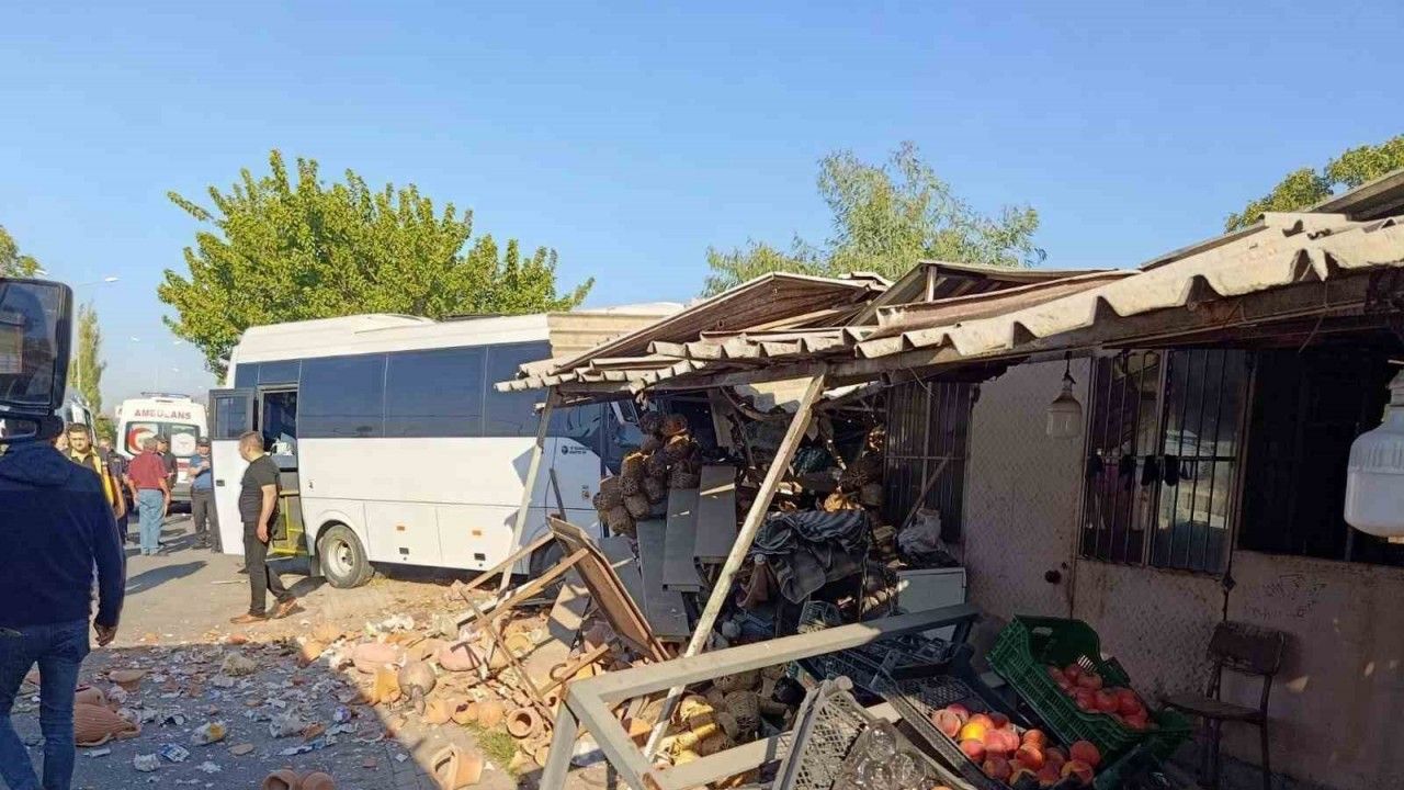 Serviste 23 öğrenci bulunan bir kaza meydana geldi.