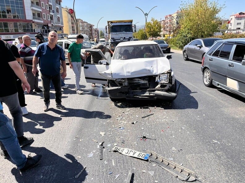 Yatağan'da kaza: 3 kişi yaralandı.