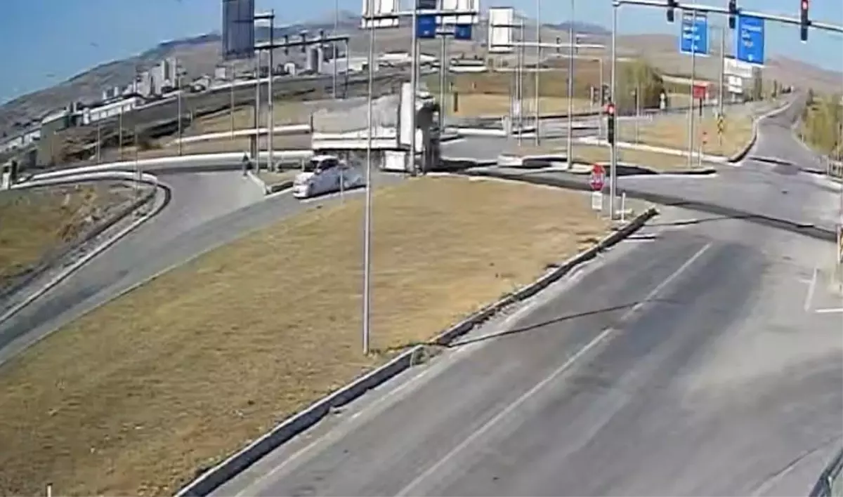 Çorum'da Kırmızı Işık Geçen Araç Trafik Kazasına Sebep Oldu: 4 Yaralı
