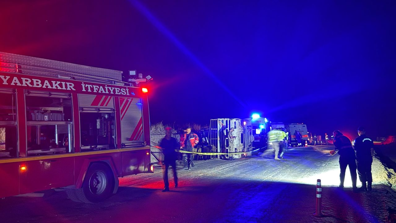 Diyarbakır'da korkunç çarpışma: 2 kamyonetin karıştığı kazada 2 kişi hayatını kaybetti, 1 kişi yaralandı.