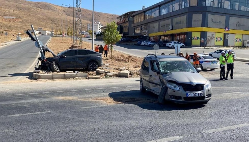 Elazığ'da kaza: Beş kişi yaralandı.