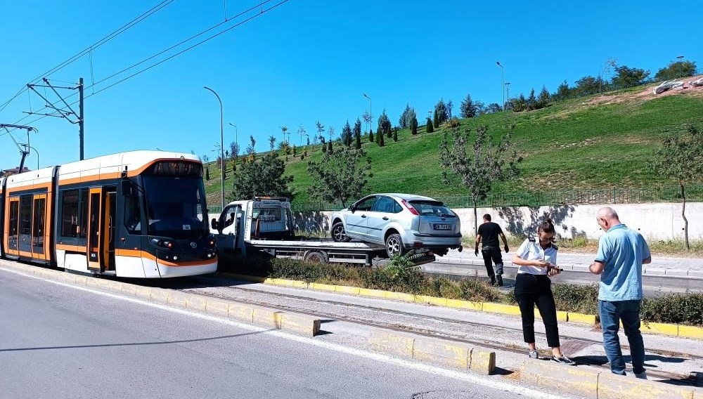 Eskişehir'de tramvay kaza ile durdu.