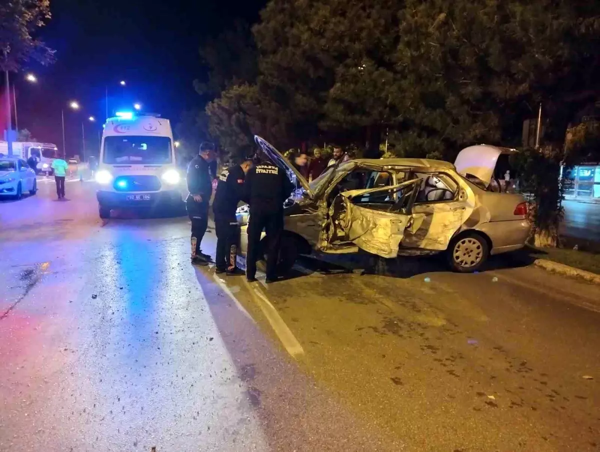 Isparta'da trafik kazasında araç ağaçlara çarptı.