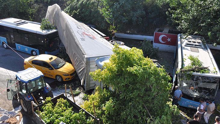 TIR, köprüden düştü! Ölü ve yaralılar bulunmaktadır.