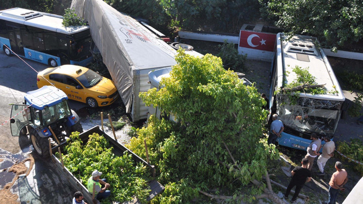 TIR köprüden düşünce 3 araç da zarar gördü: 1 ölü, 2 yaralı.