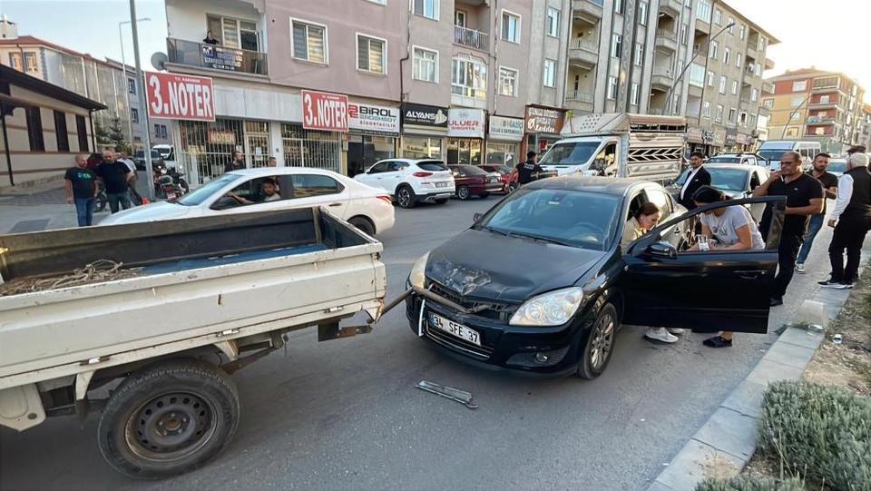 Trafik kazası zincirleme oldu ve 1 kişi yaralandı.