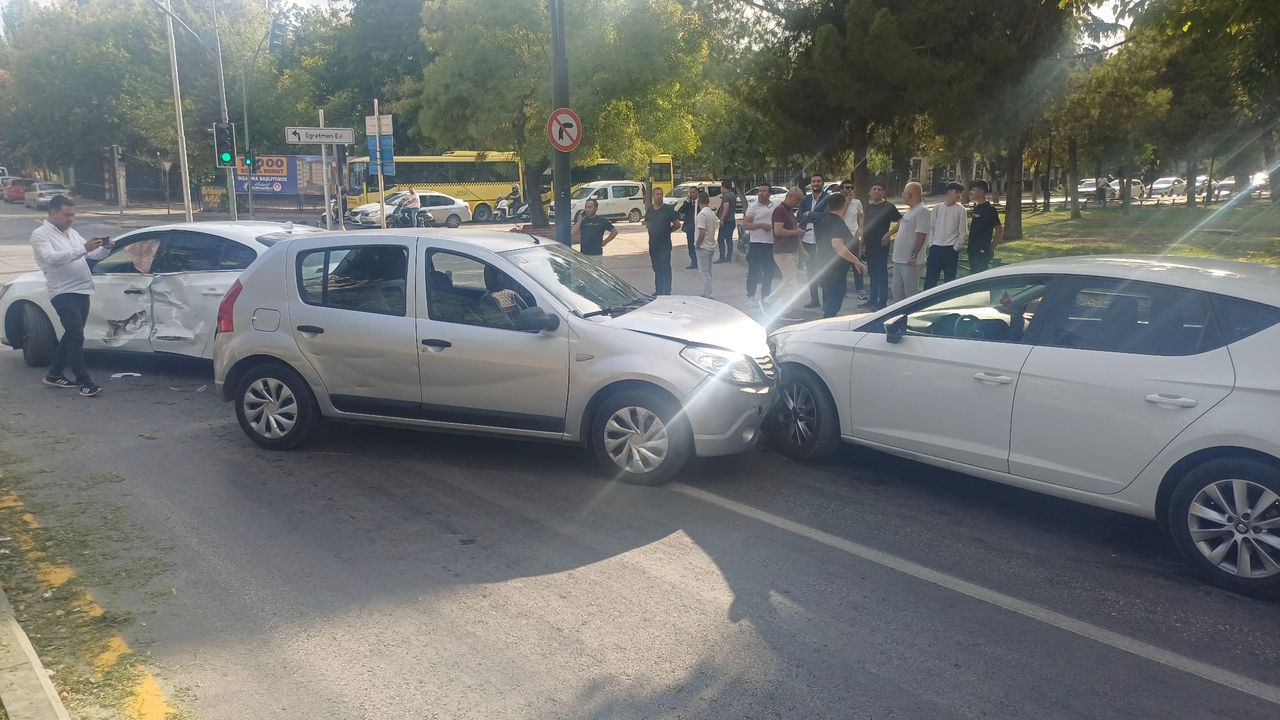Zincirleme kaza, kan merkezinin önünde gerçekleşti!