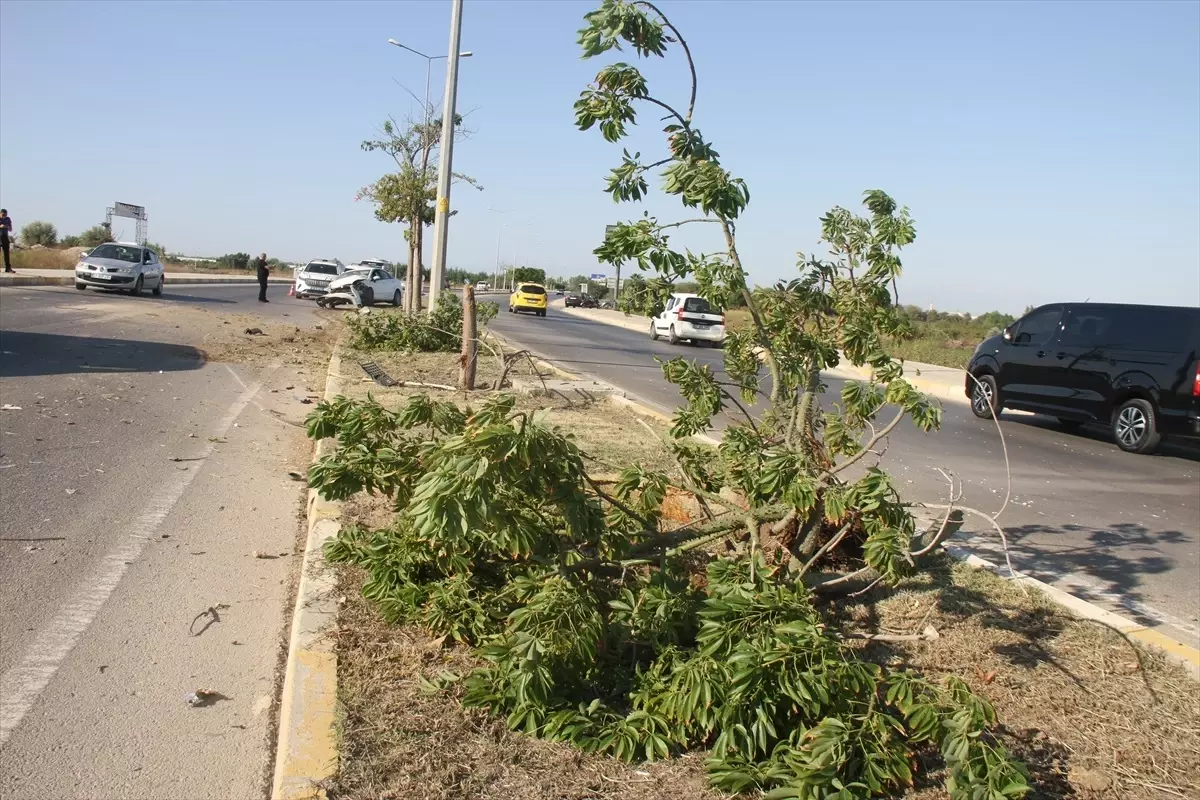 Antalya'da trafik kazasında sürücü yaralandı.