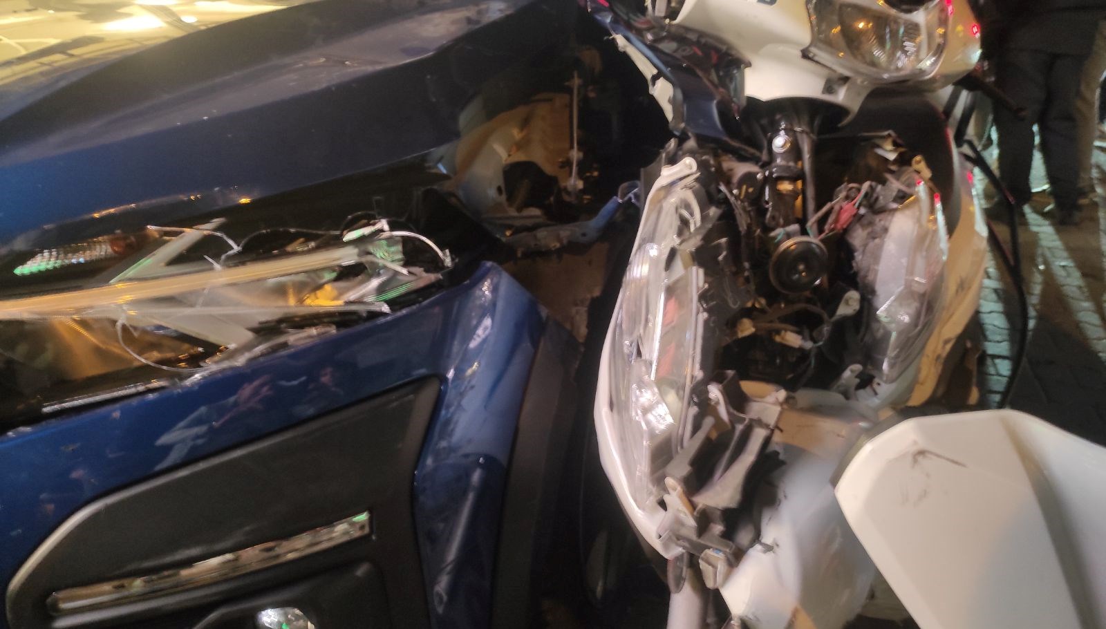 Araçlar ve motosiklet çarpışması: 2 kişi yaralı