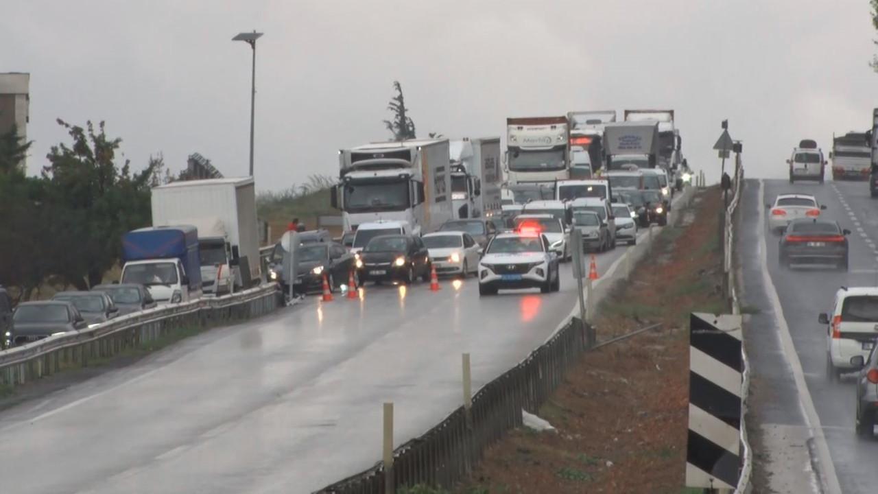 E-5'te hafriyat kamyonunun devrilmesi nedeniyle trafik aksadı.