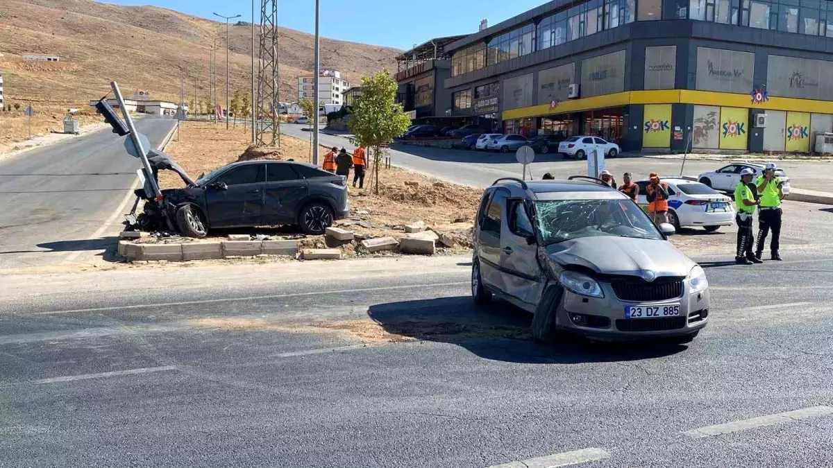 Elazığ'da trafik kazası sonucu 5 kişi yaralandı.