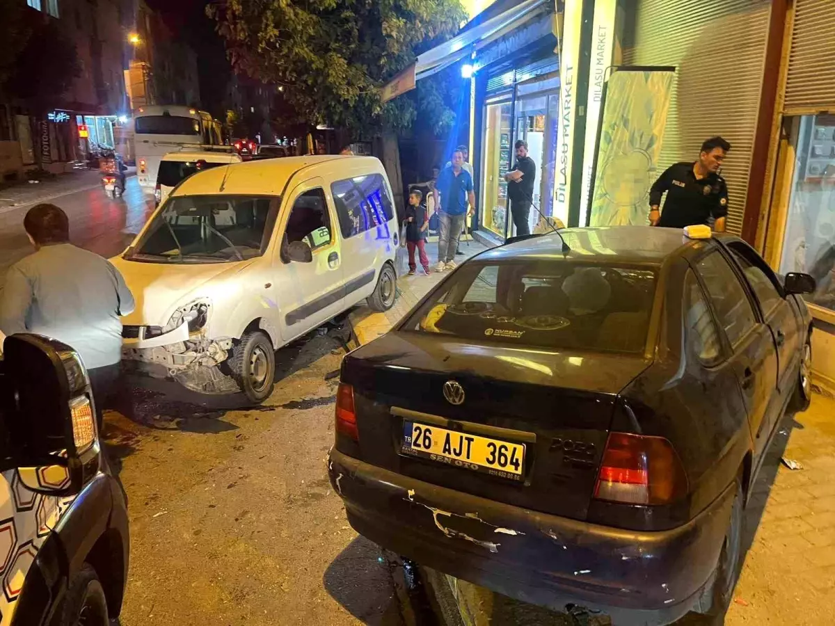 Eskişehir'de meydana gelen trafik olayı: Araç dükkan içine sürüldü.