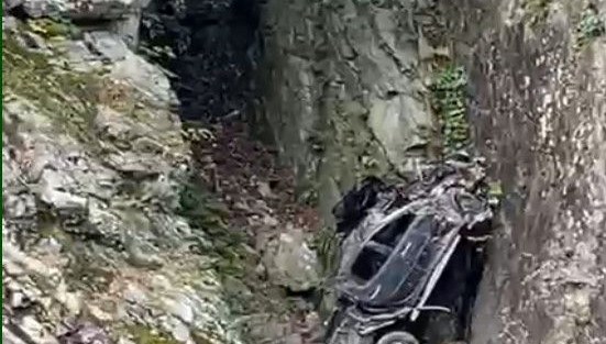 Giresun'da araba uçuruma düştü.