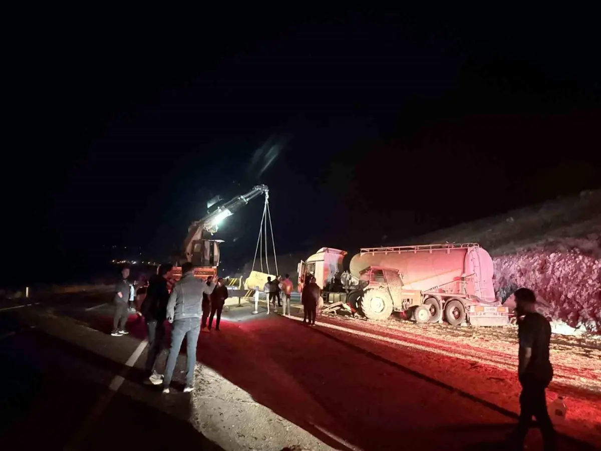 Iğdır-Doğubayazıt Yolu'nda trafik kazası meydana geldi: 3 kişi yaralandı.