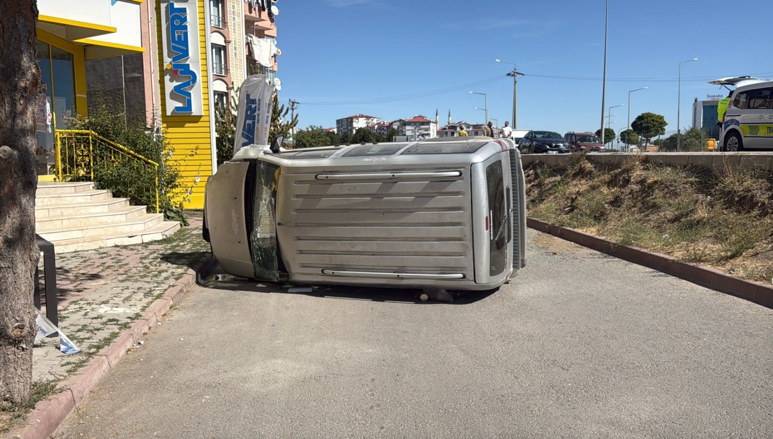 Sivas'ta meydana gelen kazada araç yol dışına çıkarak devrildi.