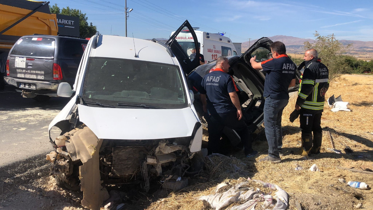 Elazığ'da korkunç kaza: Park halindeki araca çarpan araçta 3 kişi yaralandı.