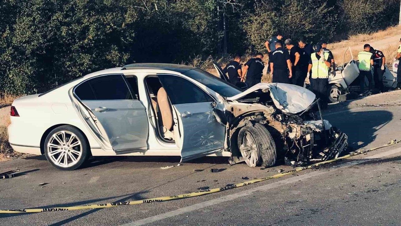 Konya'da trafik kazasında hayatını kaybeden ikizler toprağa verildi.