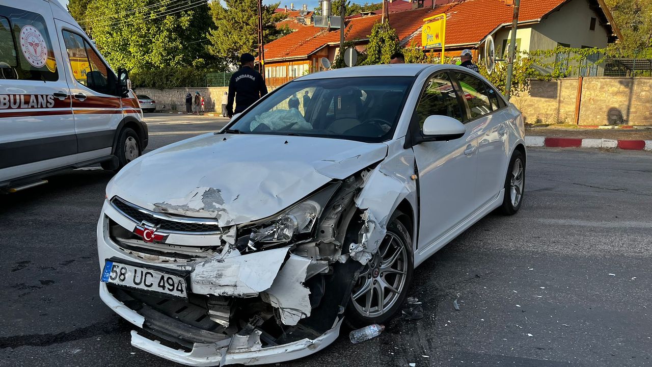 Sivas Gemerek'te trafik kazasında 3 kişi yaralı oldu.