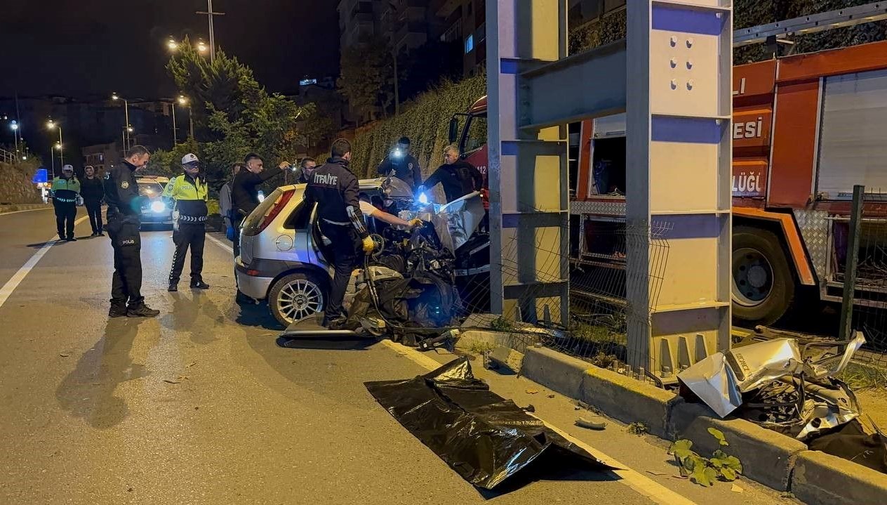 Zonguldak'ta trajik kaza: Üst geçide çarpan araçta iki kişi hayatını kaybetti.