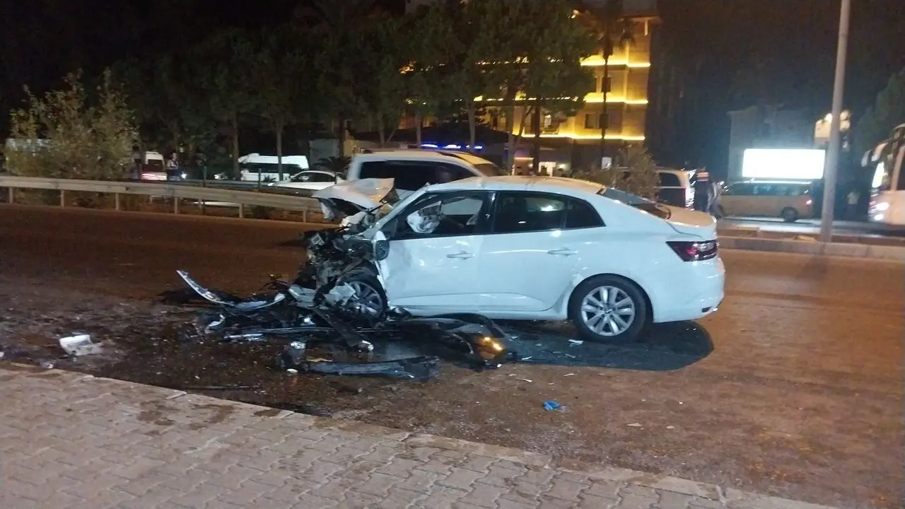 Antalya'da kaza sonucu 2 kişi hayatını kaybetti, 2 kişi de yaralandı.