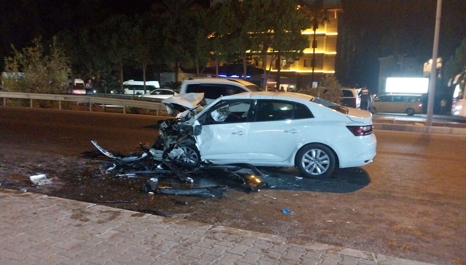 Antalya'da trafik kazasında 2 kişi hayatını kaybetti, 2 kişi ise yaralandı.
