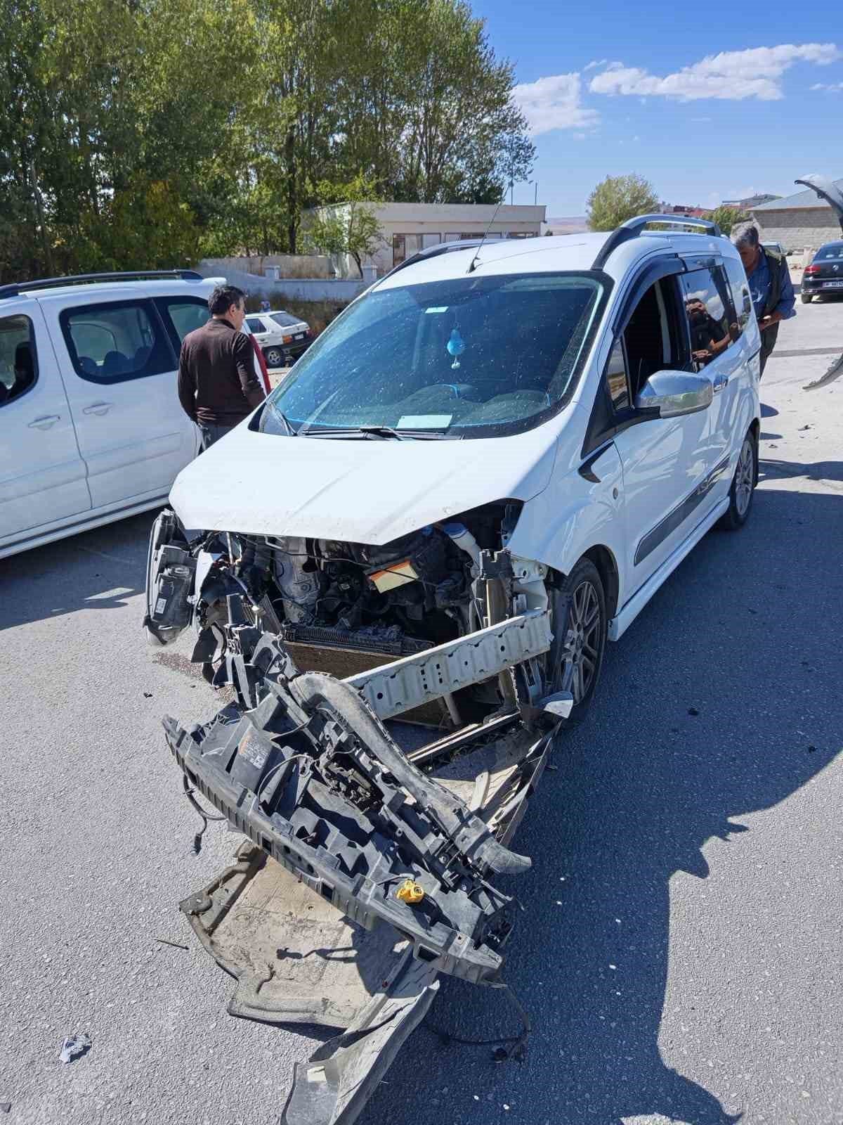 Erciş'te kaza meydana geldi, 1 kişi yaralandı.