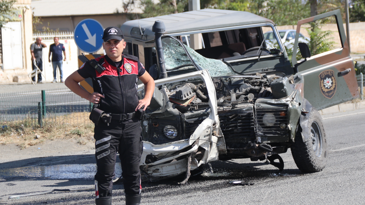 Iğdır'da meydana gelen trafik kazasında 1'i polis olmak üzere 4 kişi yaralandı.