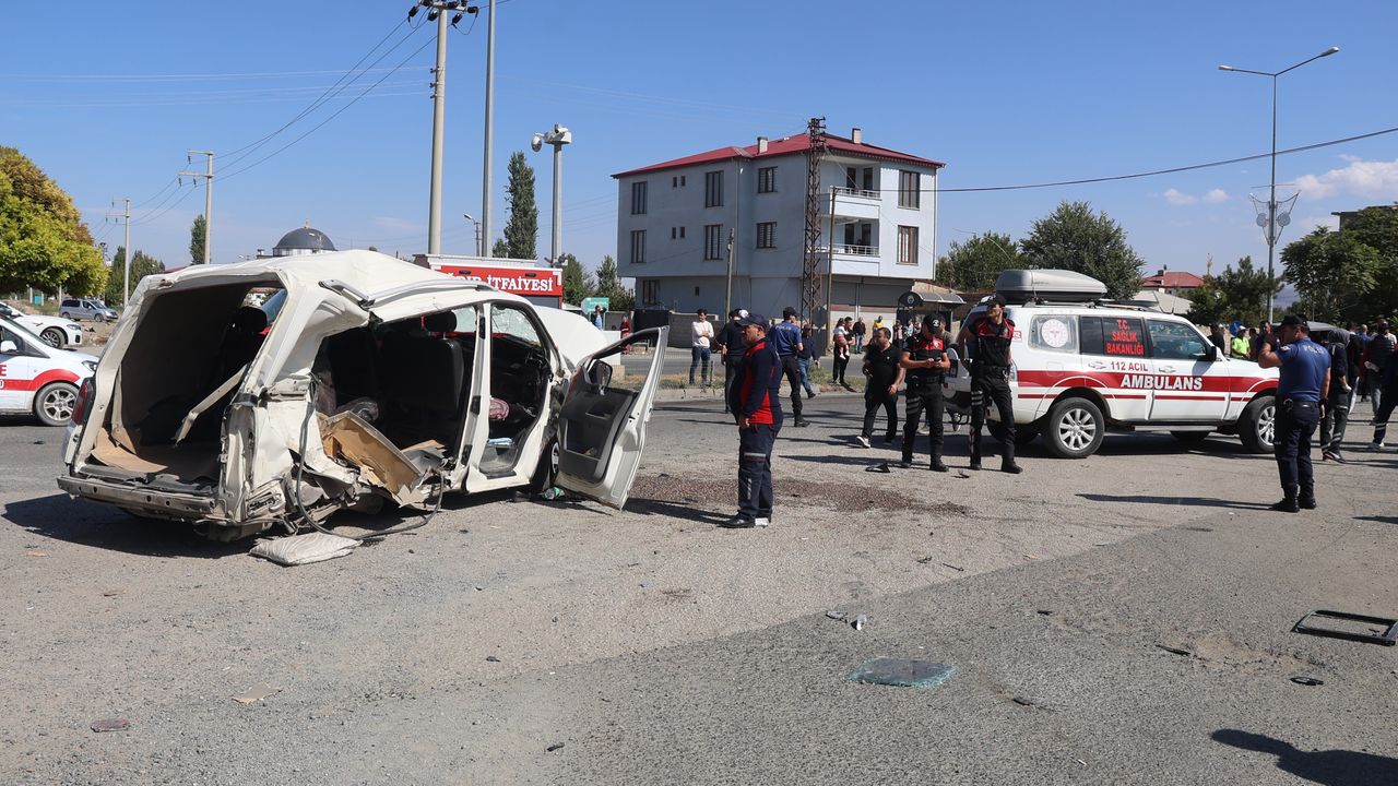 Iğdır'da polis aracının minibüsle çarpıştığı kaza sonucu 4 kişi yaralandı.