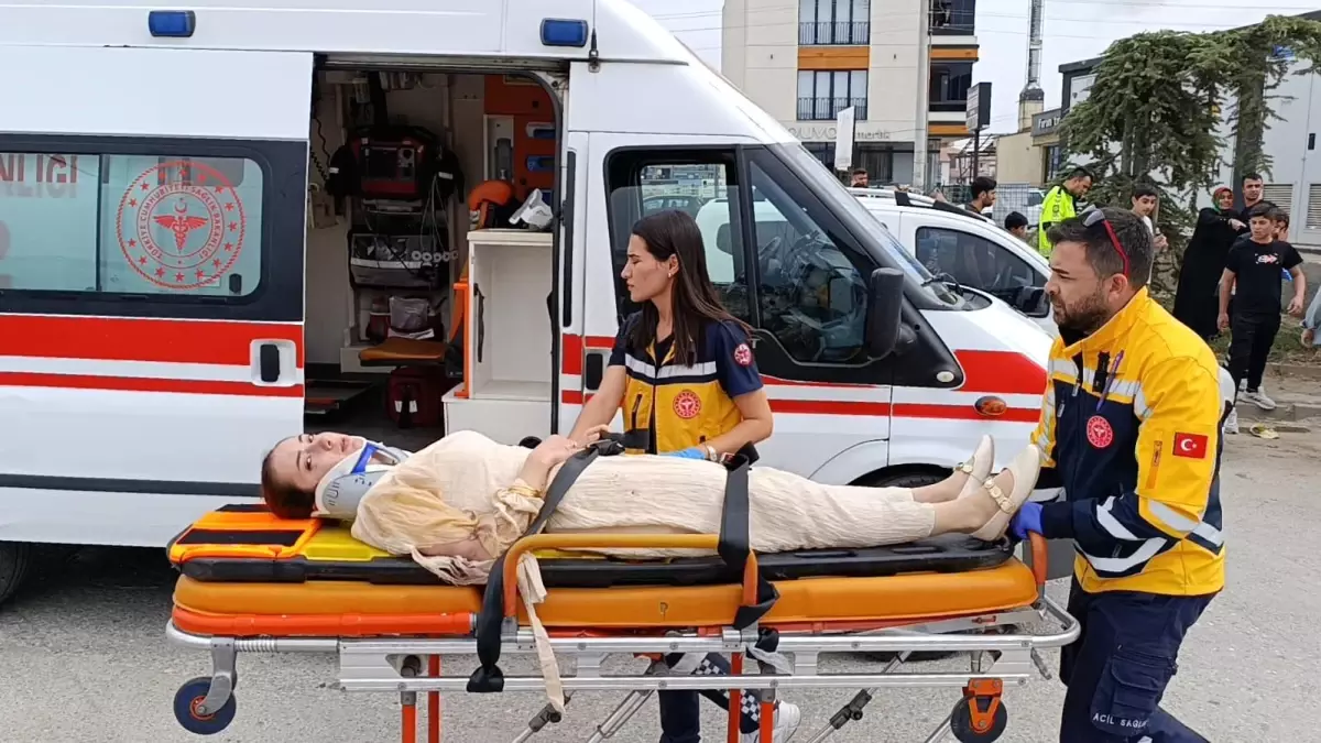 İnegöl'de Kaza Sonucu 3 Kişi Yaralandı.