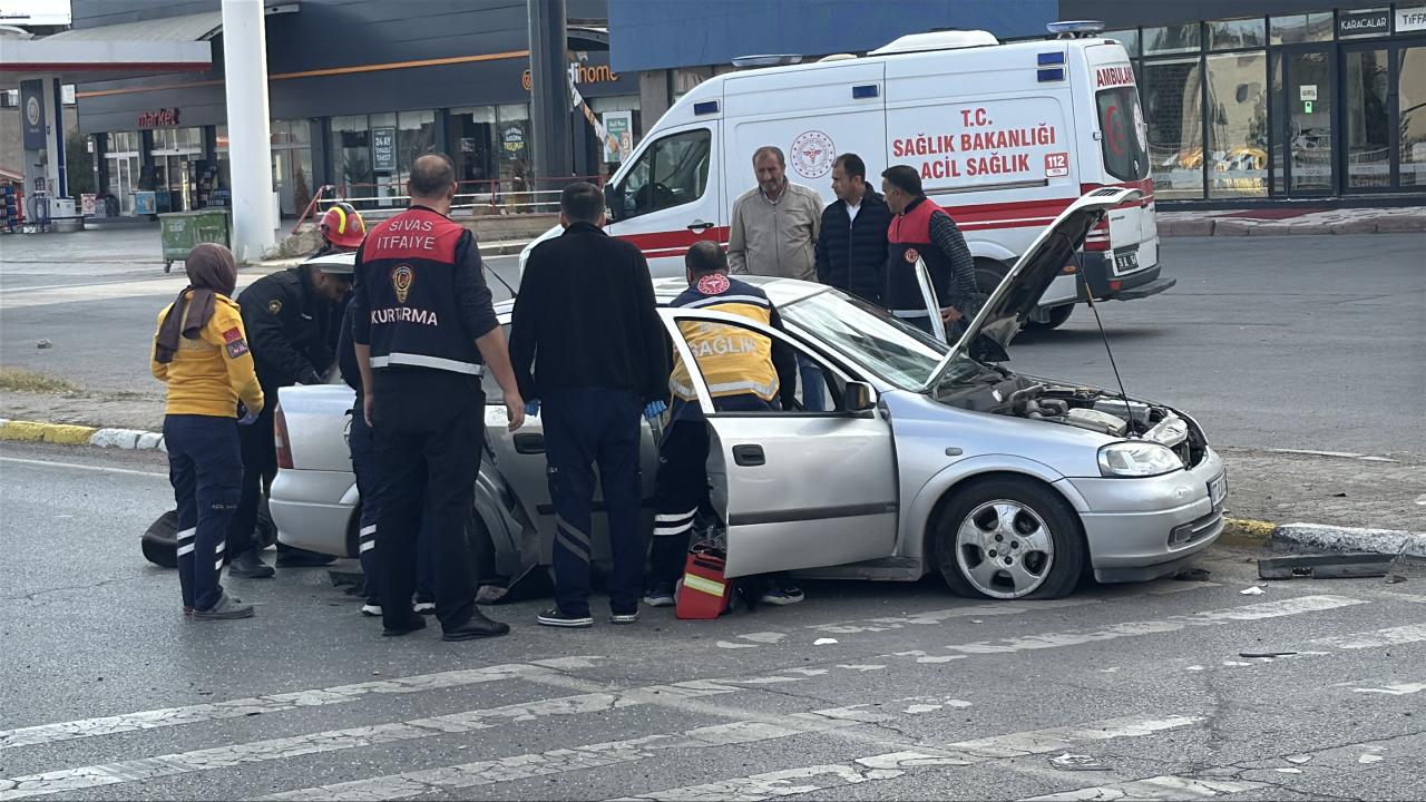 Kazada bir kişi hayatını kaybetti, üç kişi ise yaralandı.