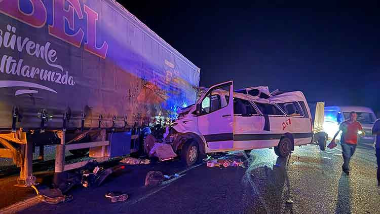 Mersin'de büyük bir facia: 3 ölü ve 16 yaralı var.