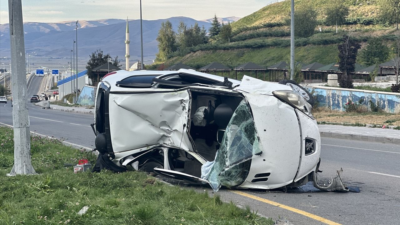Palandöken'de trafik kazasında 2 kişi ağır şekilde yaralandı.