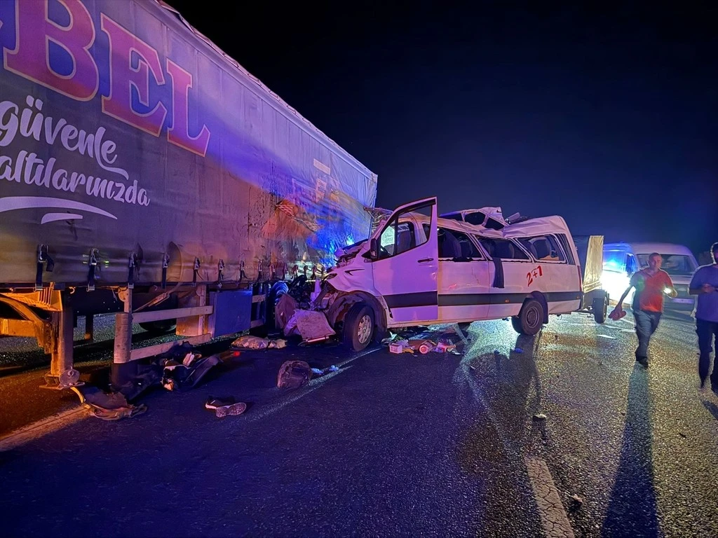 Trafik kazasında hayatını kaybeden işçilerin kimlikleri tespit edildi.
